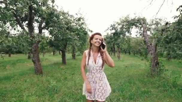 Teléfono Móvil Una Joven Está Hablando Por Celular — Vídeo de stock