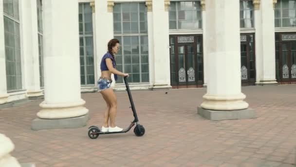 Elektrische Scooter Een Jonge Vrouw Rijdt Een Elektrische Scooter — Stockvideo