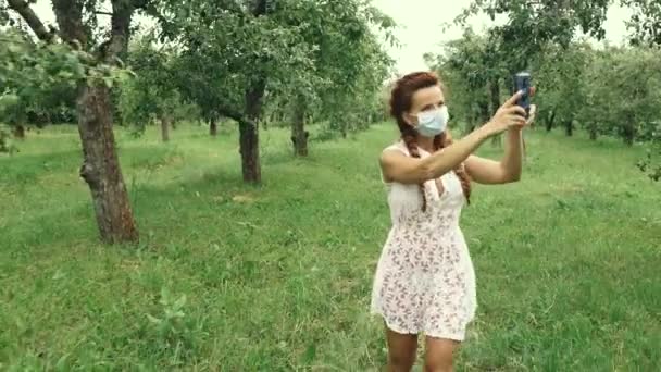 의료용 마스크 의료용 마스크를 여자가 스마트폰으로 가져가는 — 비디오