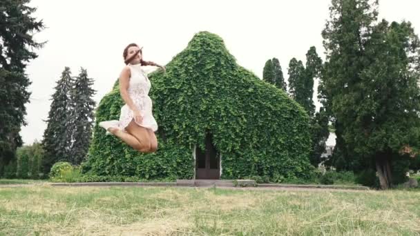 Viaje Joven Mujer Feliz Está Saltando Corriendo Parque — Vídeos de Stock