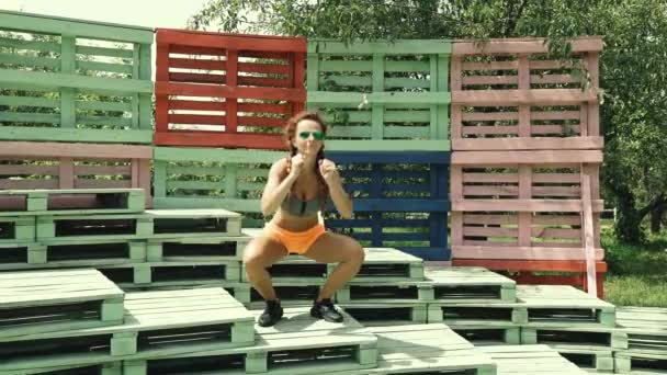 Тренировка Молодая Женщина Показывает Спортивные Упражнения Улице — стоковое видео