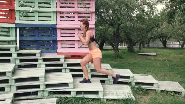 Treino Jovem Mostra Exercício Esportivo Rua — Vídeo de Stock