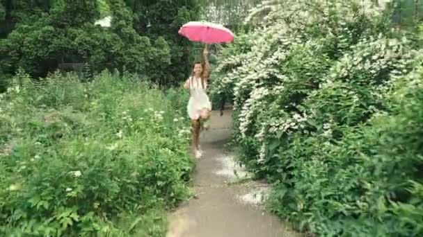 Paraplu Jonge Vrouw Met Een Paraplu Uit Regen — Stockvideo