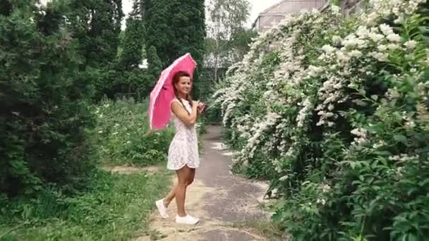 年轻女子带着雨伞 — 图库视频影像