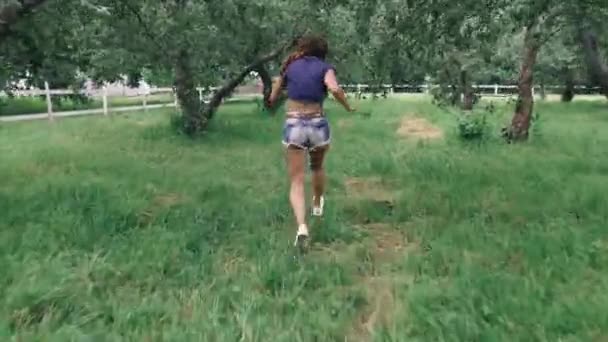 Viagem Uma Menina Caminha Parque Verde — Vídeo de Stock