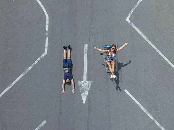 ドローンからの自撮り 男と女がドローンで自撮り写真を撮る 空中風景 — ストック写真