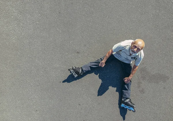 退職者だ 公園内のおじいちゃんローラースケート — ストック写真