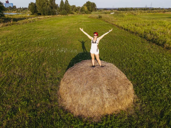 Hay 这个女孩站在田野里的干草堆里 空中景观 — 图库照片