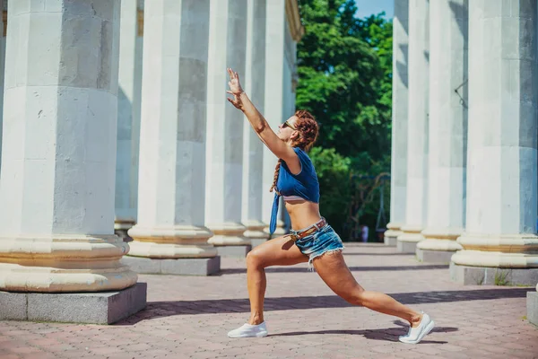 Fitness Žena Ulici Ukazuje Sportovní Cvičení Pro Svalové Protahování — Stock fotografie