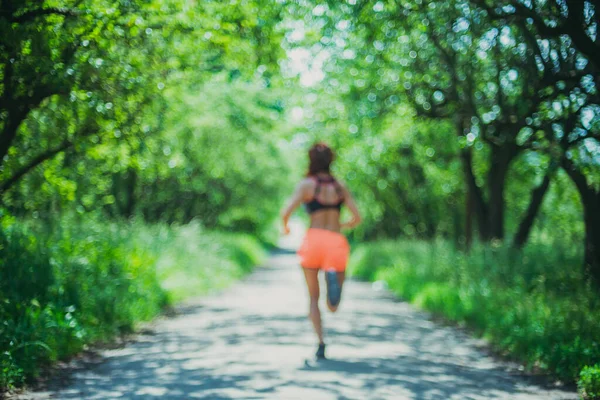 Біжи Молода Жінка Біжить Громадському Парку — стокове фото