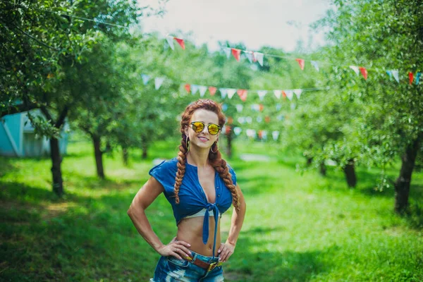 Portrait Portrait Une Femme Lunettes Soleil — Photo