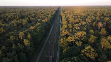 Demiryolu. Gün batımının arka planında demiryolu.