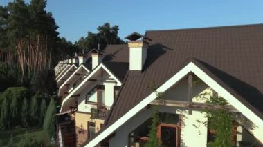 Kulübe. Loggia 'da, evde egzersiz yapan bir kadın. Hava görünümü.