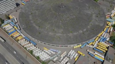 Demiryolu. Gün batımının arka planında demiryolu.