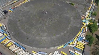 Demiryolu. Gün batımının arka planında demiryolu.