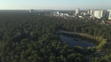 Kulübe. Loggia 'da, evde egzersiz yapan bir kadın. Hava görünümü.