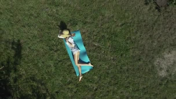 小木屋 一个女人在家里做运动 空中景观 — 图库视频影像