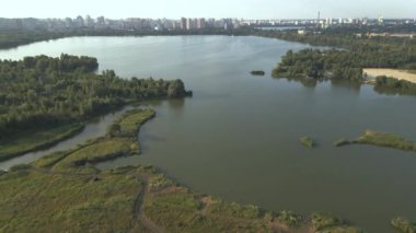 Kulübe. Loggia 'da, evde egzersiz yapan bir kadın. Hava görünümü.