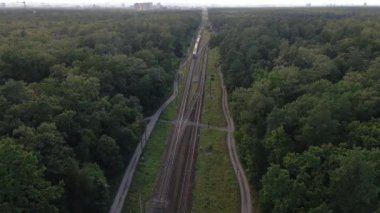 Demiryolu. Gün batımının arka planında demiryolu.