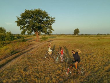 Yolculuk. Bir grup insan insansız hava aracıyla selfie çekiyor. Hava görüntüleme. Öntanımlı