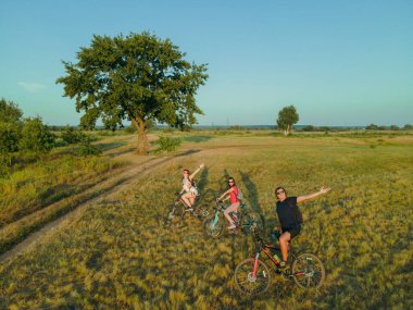 Yolculuk. Bir grup insan insansız hava aracıyla selfie çekiyor. Hava görünümü.