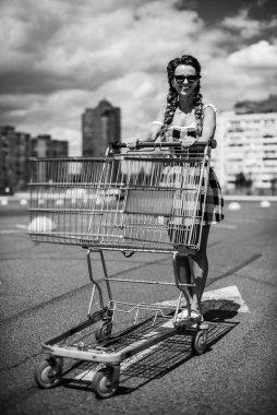 Süpermarket arabası. Bir kadın süpermarket için tramvay taşıyor..