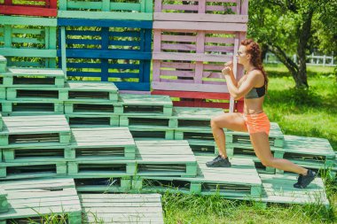 Antrenman yapıyorum. Genç kadın sokakta spor egzersizi yapıyor..