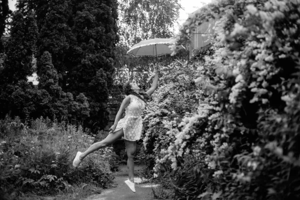 Paraplu Jonge Vrouw Met Een Paraplu Uit Regen — Stockfoto