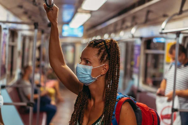Lékařská Maska Žena Lékařské Masce Jezdí Veřejnou Dopravou — Stock fotografie