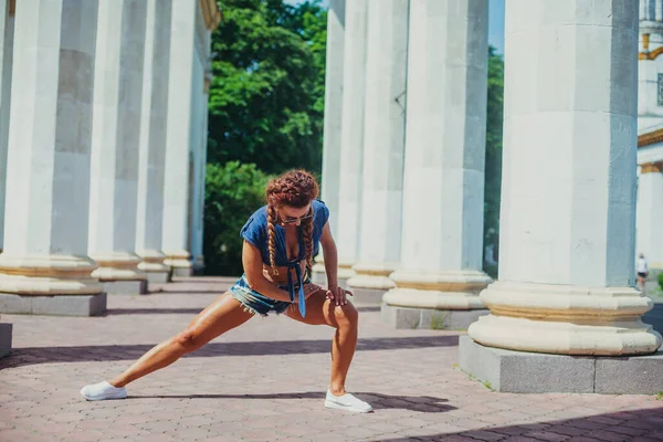 Fitness Žena Ulici Ukazuje Sportovní Cvičení Pro Svalové Protahování — Stock fotografie