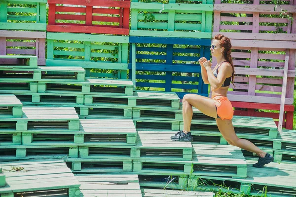 Ćwiczenia Młoda Kobieta Pokazuje Ćwiczenia Sportowe Ulicy — Zdjęcie stockowe