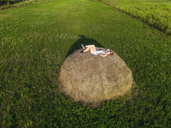 Ehi Ehi Ragazza Giace Nel Fieno Vista Aerea — Foto Stock