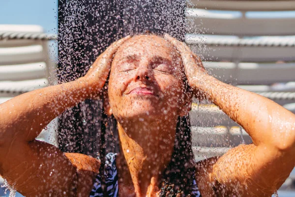 Een Douche Vrouw Staat Buiten Douchen — Stockfoto