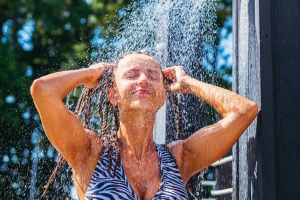 Duş Kadın Dışarıda Duş Alıyor — Stok fotoğraf
