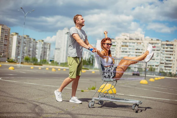 Wózek Supermarketem Mężczyzna Niesie Kobietę Wózków Supermarkecie — Zdjęcie stockowe