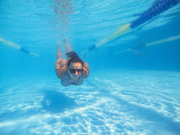 游泳池 穿泳衣的女人在游泳池里游泳 — 图库照片