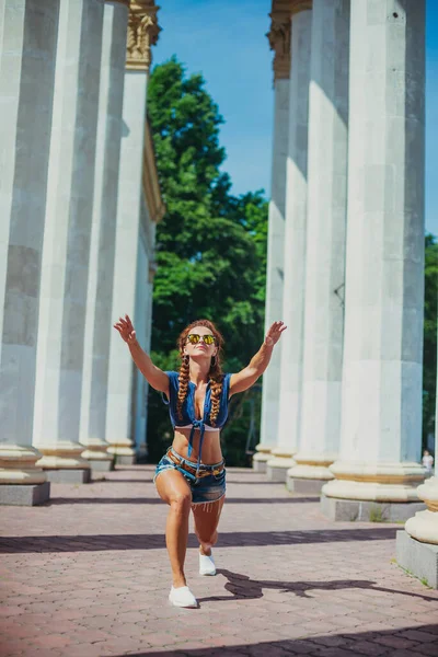 Aptidão Uma Mulher Rua Mostra Exercício Esportivo Para Alongamento Muscular — Fotografia de Stock