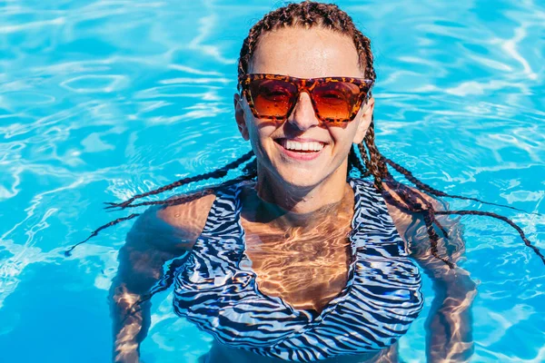 スイミングプール プールで水着の中でスポーティな女性 肖像画 — ストック写真