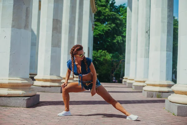 Fitness Een Vrouw Straat Toont Een Sport Oefening Voor Spier — Stockfoto