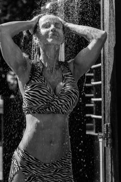 Prysznic Kobieta Bierze Prysznic Zewnątrz — Zdjęcie stockowe