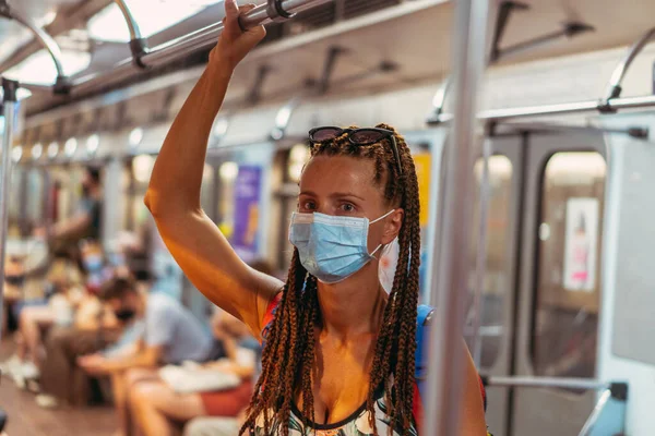 医療マスク 医療マスクの女性が公共交通機関に乗る — ストック写真