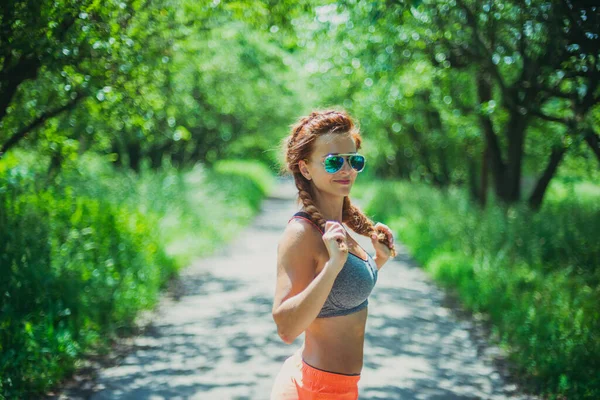 Run Young Woman Runs Public Park — Stock Photo, Image