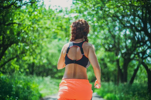 Koşun Genç Bir Kadın Halka Açık Bir Parkta Koşuyor — Stok fotoğraf
