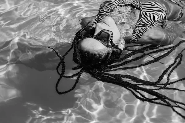 Πισίνα Αθλητική Γυναίκα Μαγιό Κολυμπάει Στην Πισίνα Πορτρέτο — Φωτογραφία Αρχείου