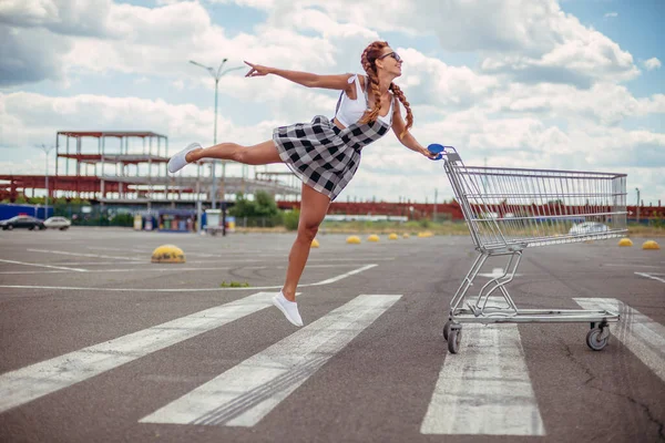 超级市场推车 一个女人提着推车去超市 — 图库照片
