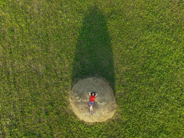 Ehi Ehi Ragazza Giace Nel Fieno Vista Aerea — Foto Stock