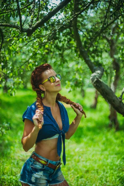 Portrait Portrait Une Femme Lunettes Soleil — Photo