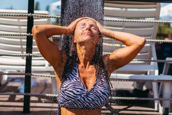 Chuveiro Mulher Está Tomar Banho Fora — Fotografia de Stock