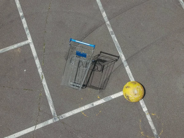 Winkelwagen Een Winkelwagentje Staat Een Lege Parkeerplaats — Stockfoto