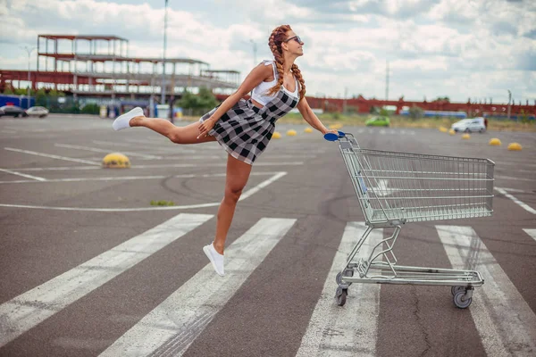 Тележка Супермаркета Женщина Везет Тележку Супермаркета — стоковое фото